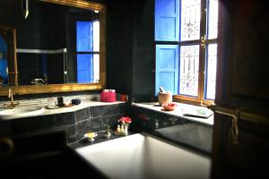 Koupelna v ubytování Riad Ayadina & SPA