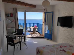 a bedroom with a bed and a table with a laptop at Fisherman's View in Bages