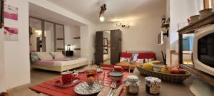 een woonkamer met een bank en een tafel in een kamer bij Gites San Austinu in Petreto-Bicchisano