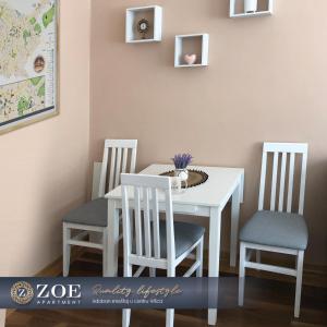 - une table à manger blanche avec 2 chaises et une table blanche dans l'établissement ZOE apartment, à Vršac