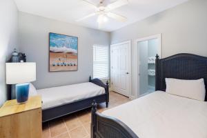 een slaapkamer met twee bedden en een plafondventilator bij 2 Carats East in Gulf Shores +38 foto's