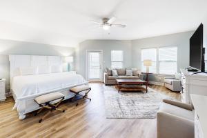 een slaapkamer met een groot bed en een woonkamer bij 2 Carats East in Gulf Shores