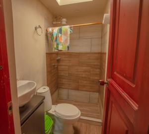 a small bathroom with a toilet and a sink at Posada Elenita in Salento