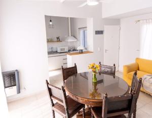 a kitchen and dining room with a table and chairs at casa quinta, alquiler temporario in Toay
