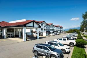 un estacionamiento con autos estacionados frente a un edificio en Prestige Rocky Mountain Resort Cranbrook, WorldHotels Crafted, en Cranbrook