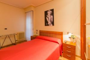 Postel nebo postele na pokoji v ubytování Pension Logroño