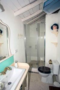a bathroom with a toilet and a sink and a shower at Casa Leandra con jacuzzi in Adeje
