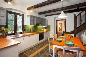 萨希诺Large holiday home, summer pool, sauna, whirlpool的带桌子的厨房和餐厅