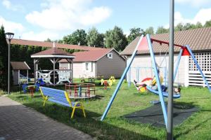 um grupo de crianças a brincar num parque infantil em Holiday complex with the pool and volleyball in Miedzyzdroje em Międzyzdroje