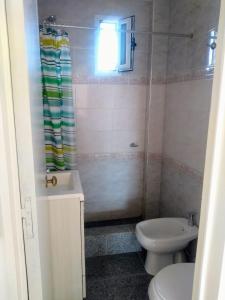 łazienka z toaletą i umywalką w obiekcie Departamento frente al mar w mieście Santa Teresita