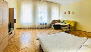 リヴィウにあるApartment near opera on Horodotska 11のベッドルーム1室(ベッド1台、ソファ、テーブル付)