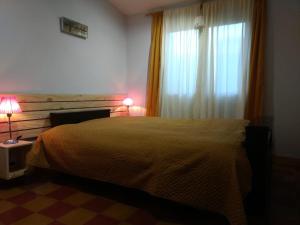 Un dormitorio con una cama grande y una ventana. en Abuelito dime tu, en Mina Clavero