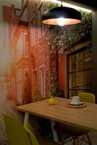 una mesa con una taza de café encima en Nice and plesant apartments on Evropeyska st., en Poltava
