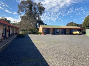 an empty parking lot in front of a building at Motel Stawell in Stawell