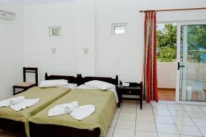 1 dormitorio con 2 camas y toallas blancas. en Thodorou Village, en Agia Marina de Nea Kydonia