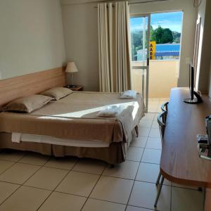 Cama ou camas em um quarto em GOLDEN DOLPHIN Resort - Grand & Express - Caldas Novas - COM TV A CABO - Aguas Termais mais 37 fotos