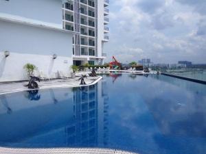 a large swimming pool on top of a building at Bayu Marina Residence 3 Mins away Mid Valley Southkey in Johor Bahru