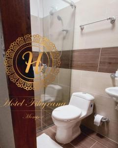 uma casa de banho com WC e uma placa na parede em Hotel Filigrana Mompox em Mompos