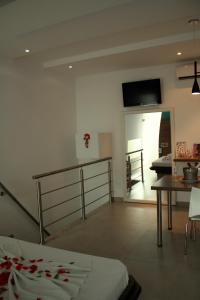 a living room with a table and a tv on the wall at Ápice Motel in Jaguariúna +47 photos