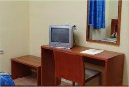 un escritorio con un monitor de ordenador encima en Hotel Rioja, en Benisanó