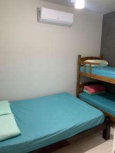 een kamer met 2 stapelbedden en airconditioning bij Casa de Temporada Dona Santa in Olímpia