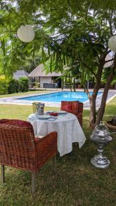 Bazén v ubytování Sunbirds Lodge Chobe nebo v jeho okolí