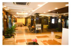 um átrio de um edifício com uma sala de espera em Hotel SR Tiruchendur em Tiruchendur
