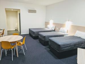 Кровать или кровати в номере Mayfair Plaza Motel and Apartments