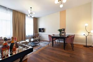 uma sala de jantar com mesa e cadeiras em 6 rooms em Viena