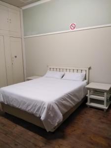 Un pat sau paturi într-o cameră la Lisokhanya GuestHouse