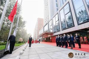 un grupo de hombres uniformados parados frente a un edificio en Beijing Guangdong Hotel, en Beijing