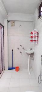 uma casa de banho com um lavatório e um chuveiro em Pema lhamu homestay em Darjeeling
