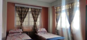 Giường trong phòng chung tại Pema lhamu homestay