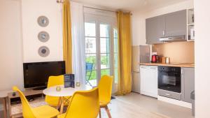 Kuchyň nebo kuchyňský kout v ubytování *DISNEYLAND/SERRIS* APPARTEMENT idéalement situé