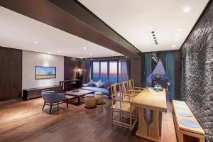 TV a/nebo společenská místnost v ubytování Howard Johnson Sandalwoods Resort Huizhou