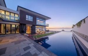 Bazén v ubytování Howard Johnson Sandalwoods Resort Huizhou nebo v jeho okolí