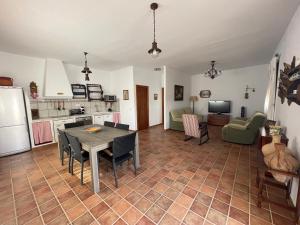 kuchnia i salon ze stołem i krzesłami w obiekcie Casa Aguascalientes w mieście Los Albaricoques