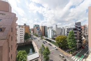 Una vista de una ciudad con un río y edificios. en nestay apartment tokyo akihabara, en Tokio