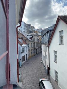- une vue depuis la fenêtre d'une rue avec des bâtiments dans l'établissement Charming apartment in Tallinn old town!, à Tallinn