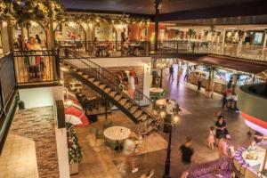 Una vista de un centro comercial con gente caminando alrededor en Breitner Chalet op de Schatberg, en Sevenum