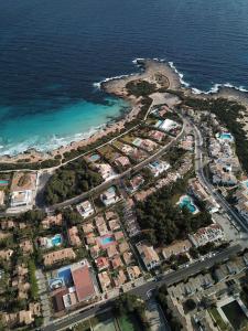 an aerial view of a resort near the ocean at Apartamento con piscina y playa in Son Xoriguer