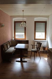 sala de estar con sofá y mesa en Ferienwohnung Hofmann, en Weisel