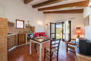 cocina y sala de estar con mesa y sillas en Villa Rosina, en Lucignano