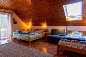 A bed or beds in a room at Villa Szalamandra - a Tisztás