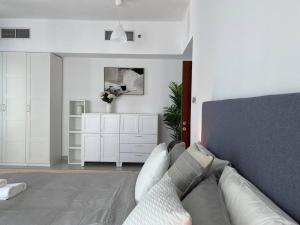 Posezení v ubytování AIRDHP MARINA & SEA VIEW Modern 3 BED