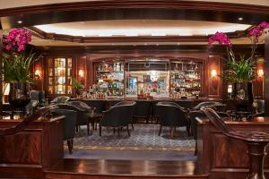 O lounge ou bar de Steigenberger Icon Frankfurter Hof