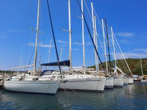 サンタ・テレーザ・ガッルーラにあるLa Residenza Poseidoneの水上に一列の帆船が停泊している