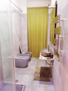 y baño con lavabo, aseo y ducha. en Gians B&B en Nápoles