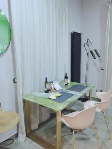 une table verte avec deux chaises et une lampe dans l'établissement Gians B&B, à Naples