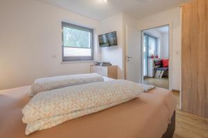 sypialnia z dwoma łóżkami i oknem w obiekcie Apartment Stubai w Neustift im Stubaital